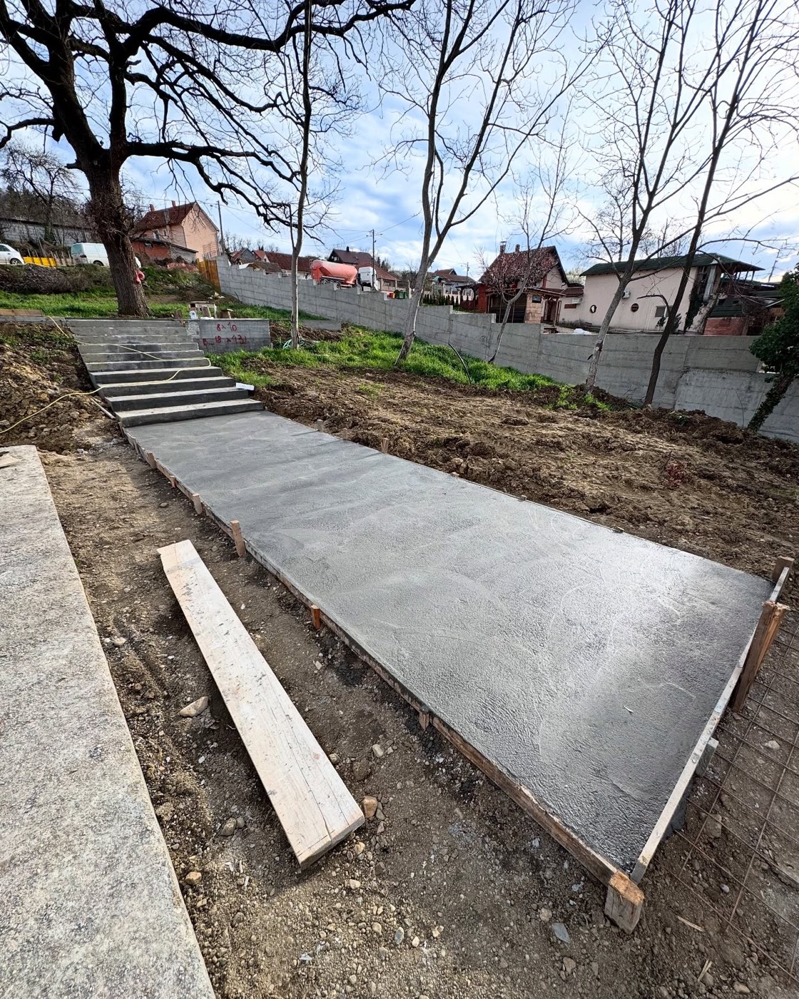 Sveže betonirana staza u drvenoj oplati